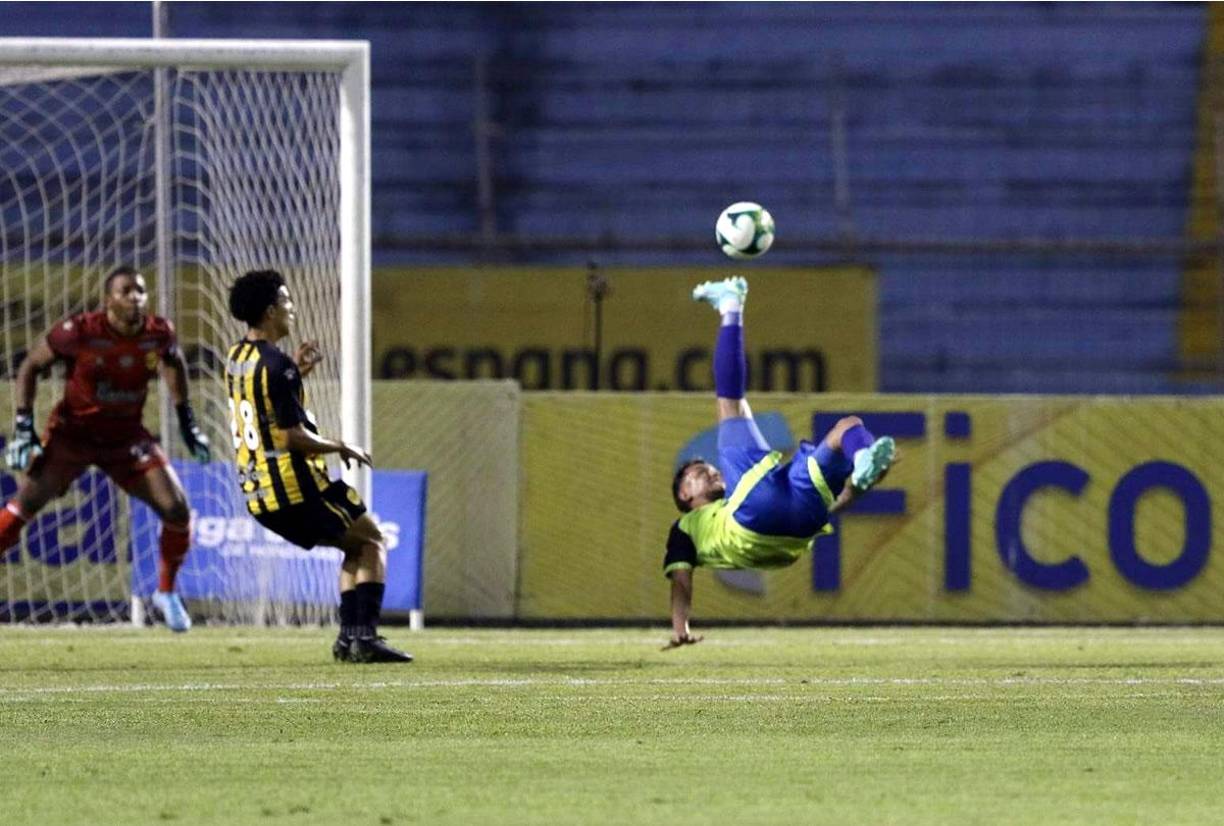 Erick Andino avisó al Real España con esta chilena espectacular.