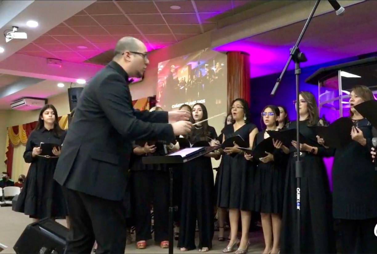 Luego de graduarse trabajó durante tres años en varias escuelas de la ciudad impartiendo clases de música para pagar gastos de la universidad y ahorrar.