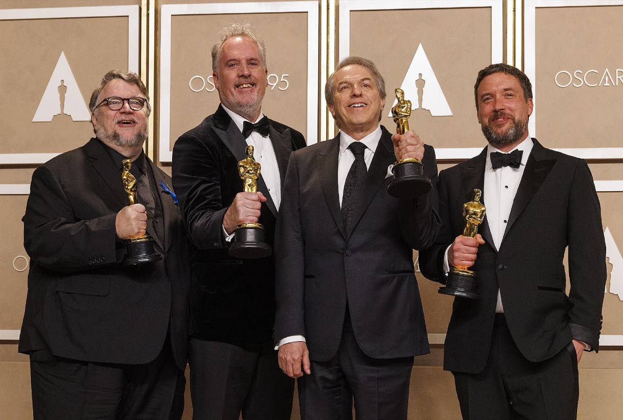 Desde la izquierda, Guillermo Del Toro, Mark Gustafson, Gary Ungar y Alex Bulkley posan con sus premios Óscar en la sala de prensa de ceremonia de los Premios de la Academia, rorizo