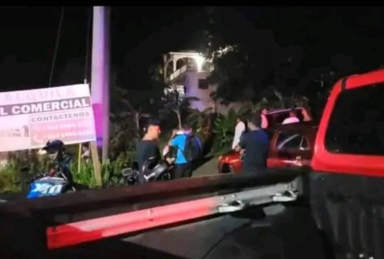 Los asesinados son un hombre y tres mujeres que se encontraban al interior del establecimiento cuando fueron atacados a disparos. 