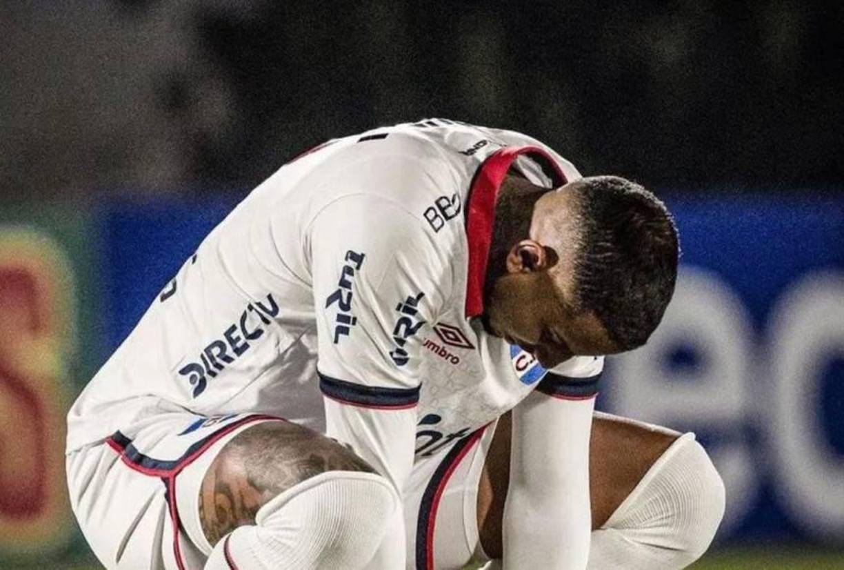 Su desempeño lo llevó a probar suerte en el extranjero con Atlético San Luis de México, aunque esta aventura duró poco y regresó a Wanderers a finales de 2021.