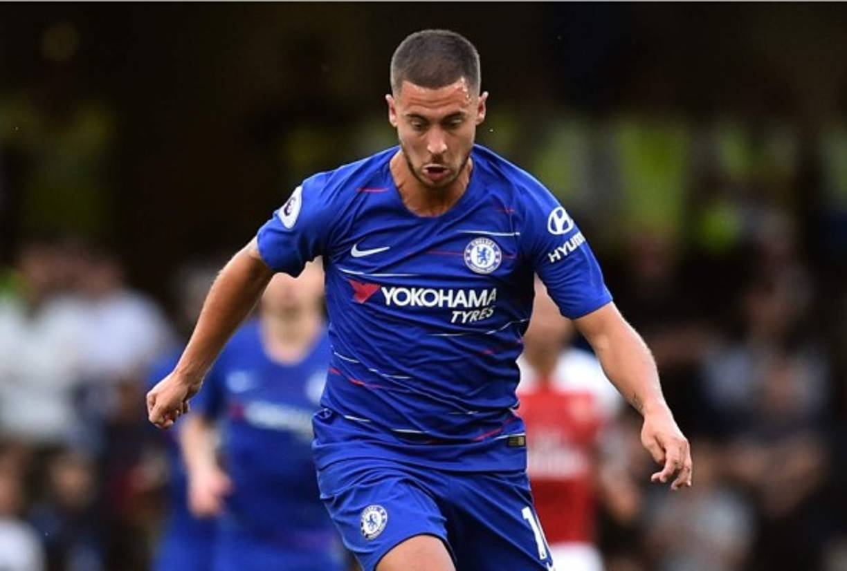 El entrenador del Chelsea, Maurizio Sarri, ha confirmado en rueda de prensa que Eden Hazard no saldrá del conjunto londinense este verano, por lo que el jugador belga, al cual se le había vinculado con el Real Madrid, completará la temporada 18-19. 'No puedo vender a un jugador sin tener la posibilidad de reemplazarlo por alguien del mismo nivel. Así que creo que Eden se quedará con nosotros durante toda la temporada'.