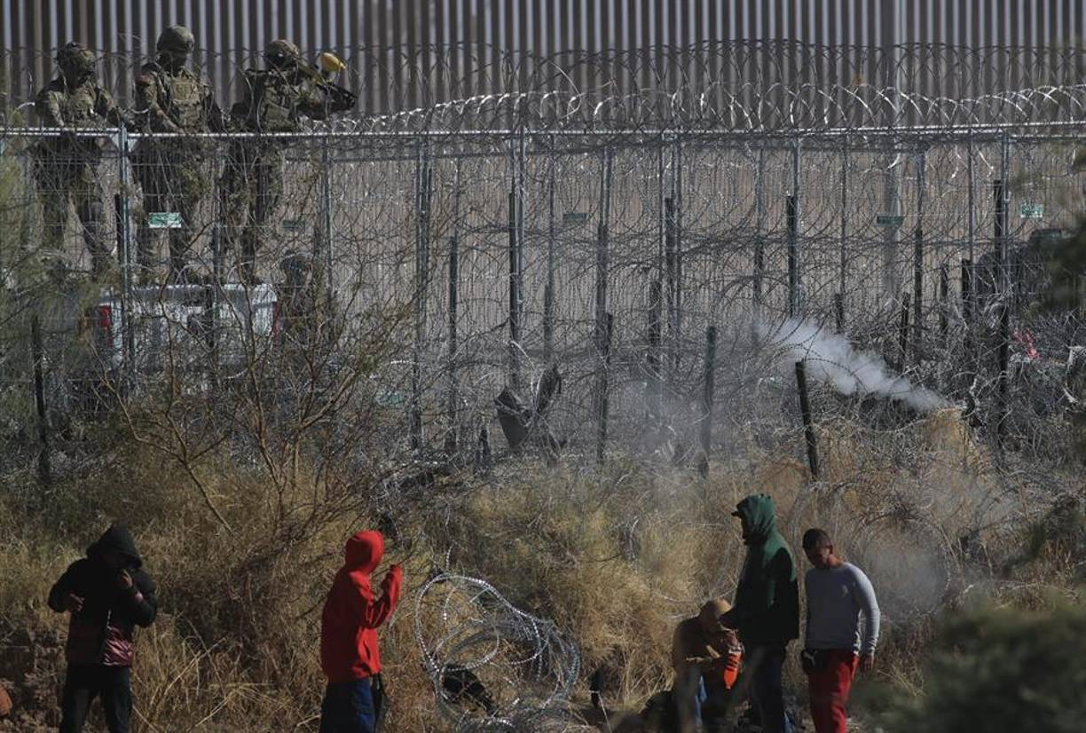  Agentes de la Guardia Nacional de Texas dispararon el miércoles bolas de pimienta contra un grupo de migrantes que se encontraban en el bordo del Río Bravo, frontera natural entre México y Estados Unidos.