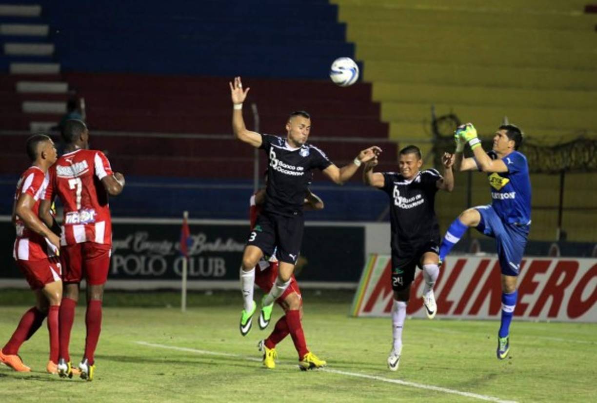 Jorge Zaldívar salta por el balón junto con el arquero del Vida, Ricardo Canales.