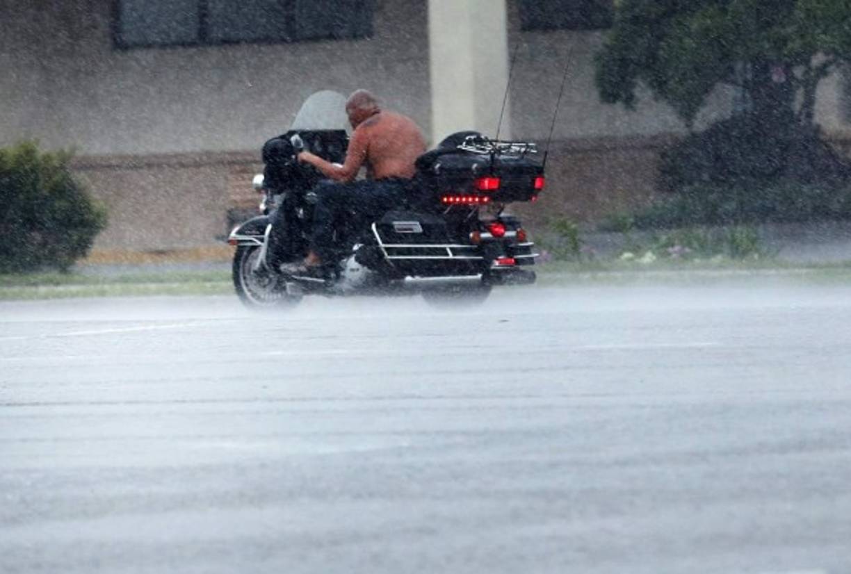 A pesar de la lluvia, este motociclista salió a sar un paseo en Bonita Springs, Florida.