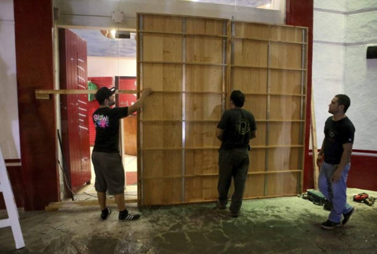 Los comerciantes han comenzado a proteger sus negocios.