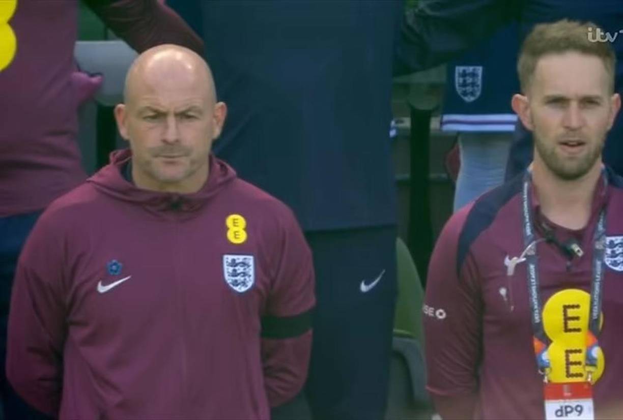 Carsley cumplió con su promesa y no entonó los acordes del himno inglés antes del partido. No sólo eso, antes del encuentro protagonizó una divertida anécdota.