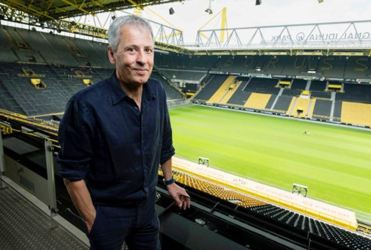 El suizo Lucien Favre es el técnico elegido por el Borussia Dortmund para retomar el nivel ofrecido en temporadas anteriores y en la jornada de hoy ha sido presentado por el club alemán.