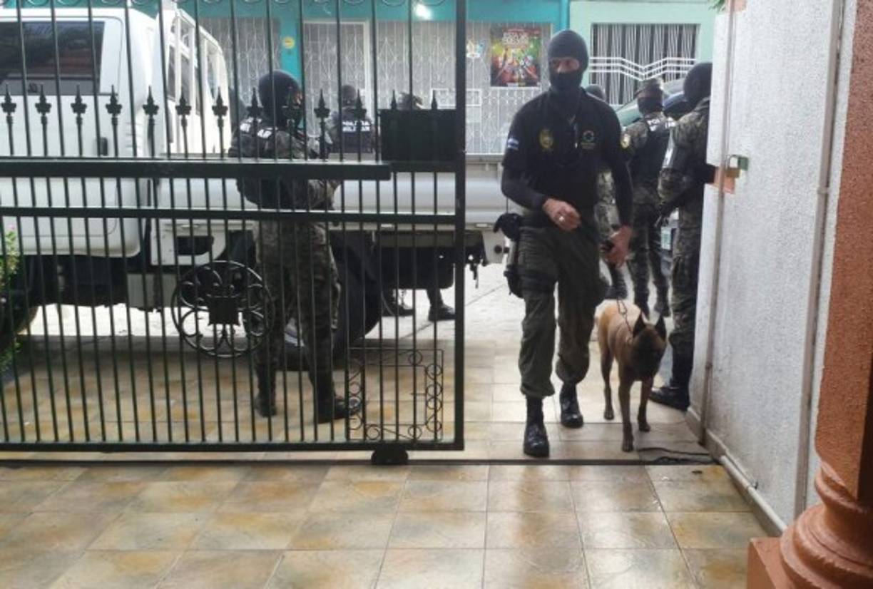 La 'Operación Fantasma' ejecutó este viernes el aseguramiento de ocho viviendas, dos tiendas, 23 terrenos y un colegio en la zona norte de Honduras.