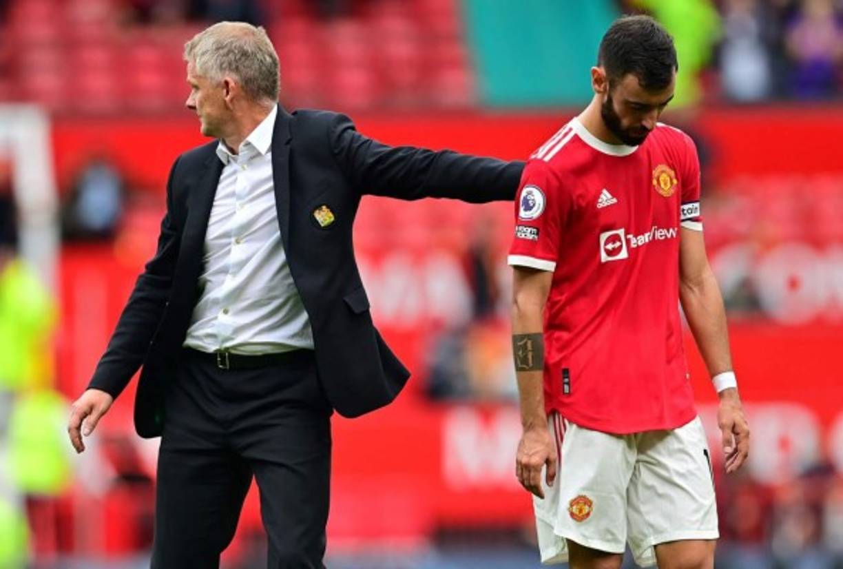 El entrenador del Manchester United, Ole Gunnar Solskjaer, consolando a Bruno Fernandes al final del partido.