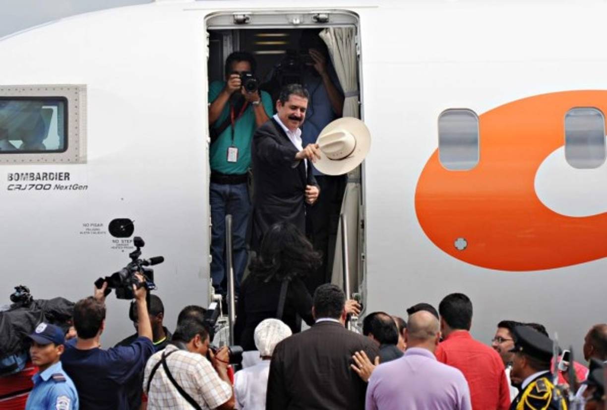 El expresidente Manuel Zelaya Rosales regresó tras dieciséis meses de exilio en República Dominicana y creó el Partido Libre.