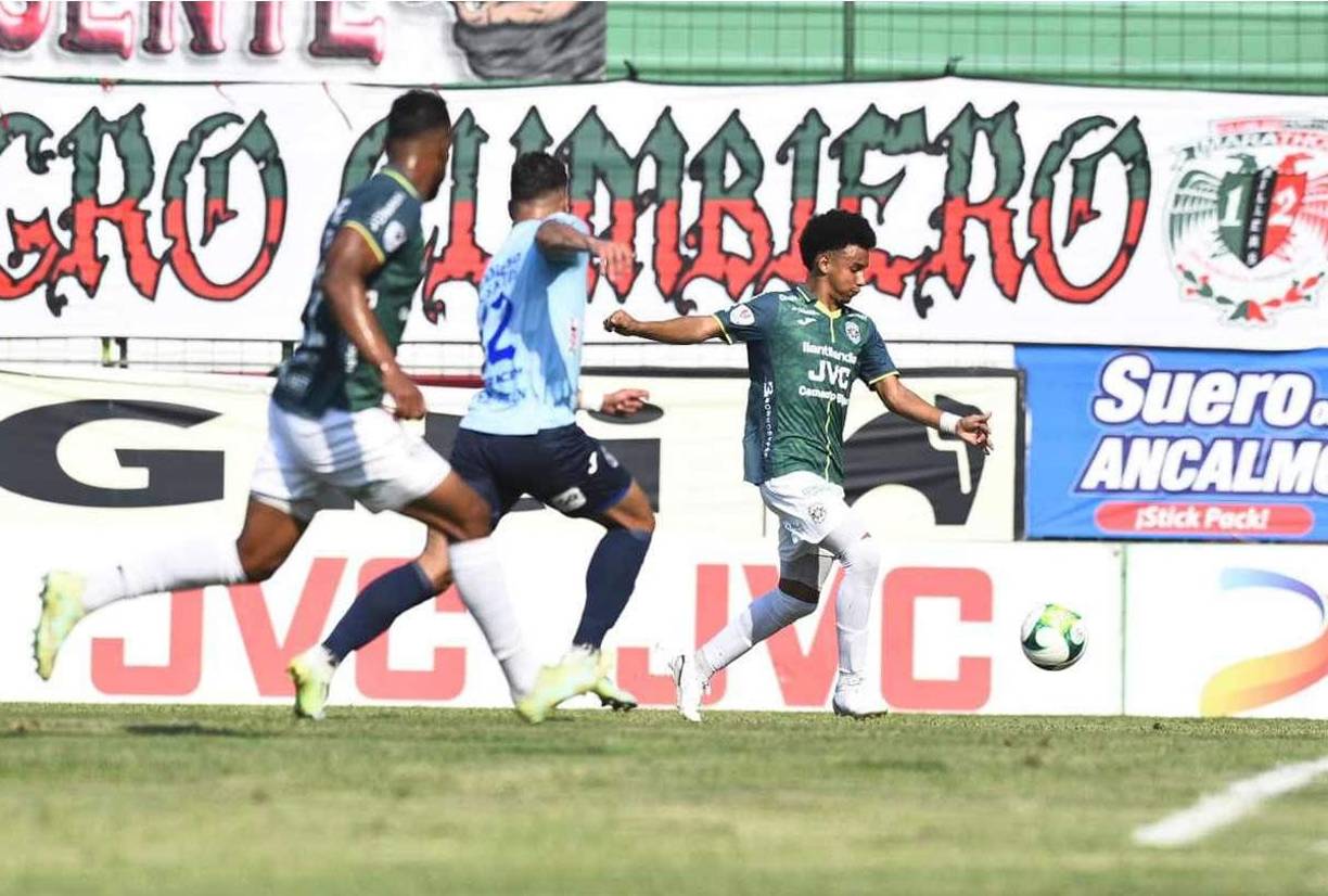 Javier Arriga a mandar el centro que no pudo conectar Kilmar Peña, pese a estar solito en el área chica.