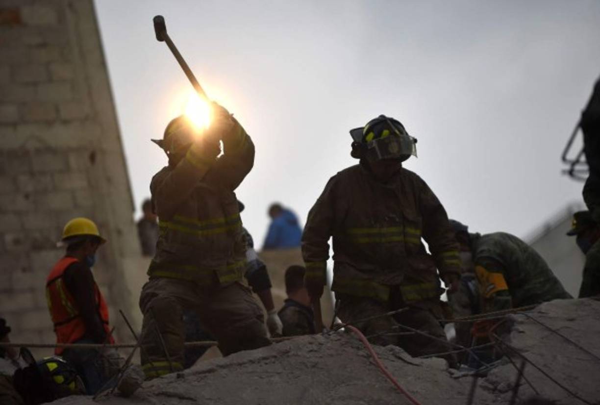 Rescatistas y voluntarios trabajan sin descanso contrarreloj tratando de salvar el mayor número de personas que aún se encuentran atrapadas bajo los escombros de los edificios derrumbados tras el fuerte sismo.