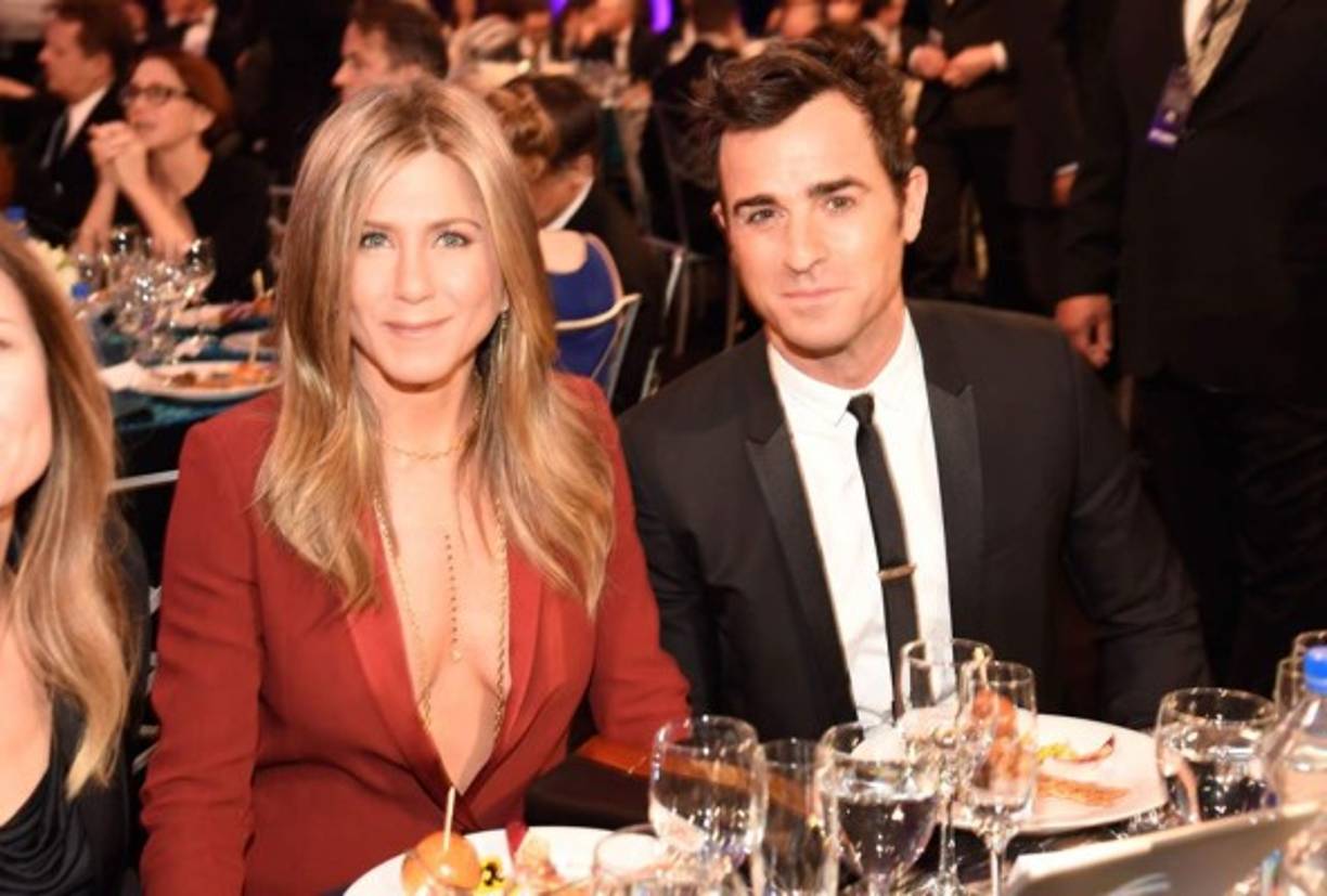Jennifer Aniston procuró deslumbrar con su indumentaria, alejándose de su “zona segura” y básica de ropa, puesto que esta vez, optó por un conjunto rojo Gucci de chaqueta escotadísima y pantalón. ¿Quería mostrarle a Pitt todo lo que se perdió?