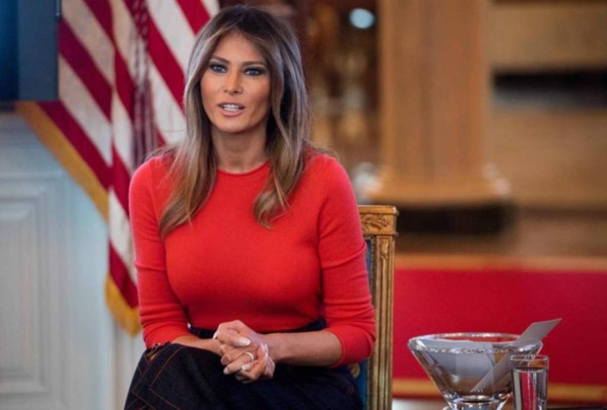 Melania Trump (nacida con el nombre de Melanija Knavs, alemanizada como Melania Knauss; vivió su infancia en Novo Mesto, antigua Yugoslavia —actual Eslovenia)​ es una exmodelo de origen esloveno nacionalizada estadounidense y esposa de Donald Trump, 45.º presidente de los Estados Unidos.<br/><br/>En 1998 Paolo Zampolli invitó a Melania a una fiesta en Nueva York organizada por Donald Trump. Fue entonces cuando se conocieron. Su relación con el magnate estadounidense fue revelada en el reality show The Apprentice en 2004 y se casaron el 22 de enero de 2005.<br/><br/>