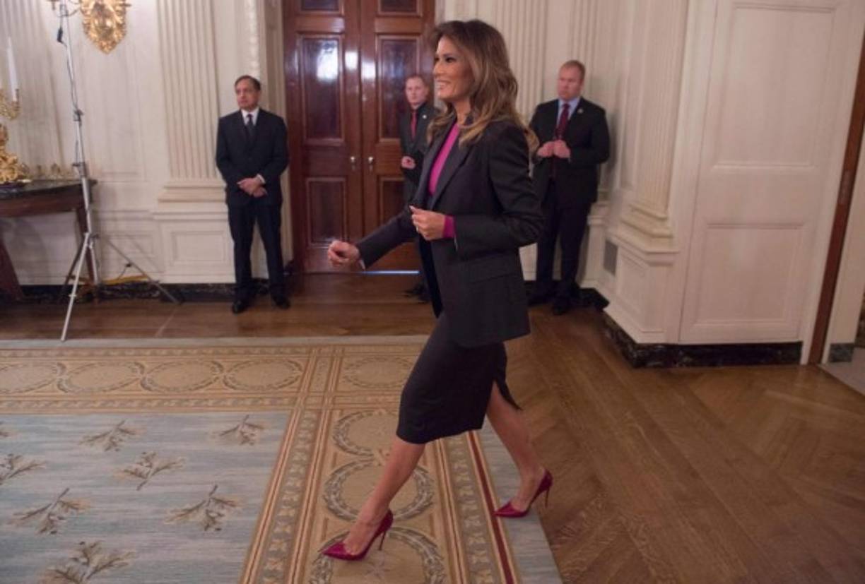 Esas críticas comenzaron en la campaña electoral, cuando Melania expresó por primera vez su deseo de dedicarse a combatir el abuso en las redes sociales y muchos tacharon de hipócrita esa idea, ya que su esposo no muestra ningún reparo a la hora de emitir cruentas burlas o arremeter contra sus enemigos en Twitter.