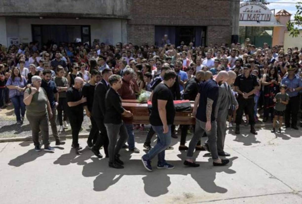 El cuerpo de Emiliano Sala fue trasladado este sábado a la ciudad argentina de Santa Fe para que sea incinerado tras el velatorio y homenaje que familiares, amigos y vecinos brindaron al futbolista en Progreso, el pueblo donde creció.