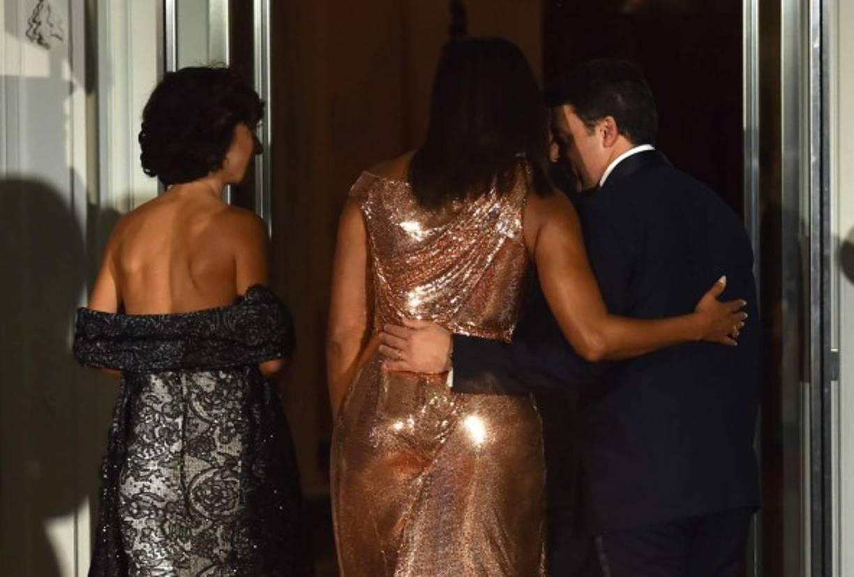 El premier italiano se mostró muy atento con la primera dama.