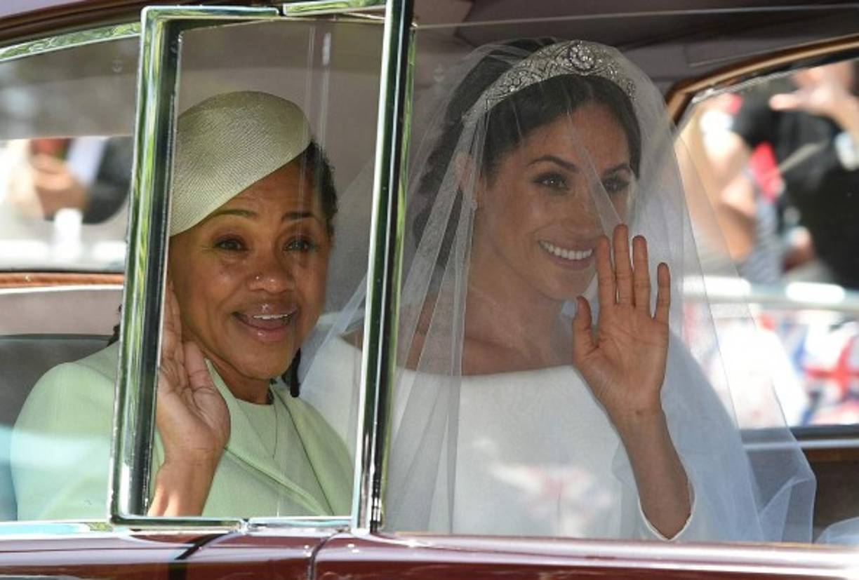 Meghan Markle (R) y su madre, Doria Ragland, llegan a la ceremonia de su boda para casarse con el príncipe Harry, Duque de Sussex, de Gran Bretaña, en la Capilla de San Jorge, en el Castillo de Windsor, en Windsor, el 19 de mayo de 2018.<br/>Oli SCARFF / AFP