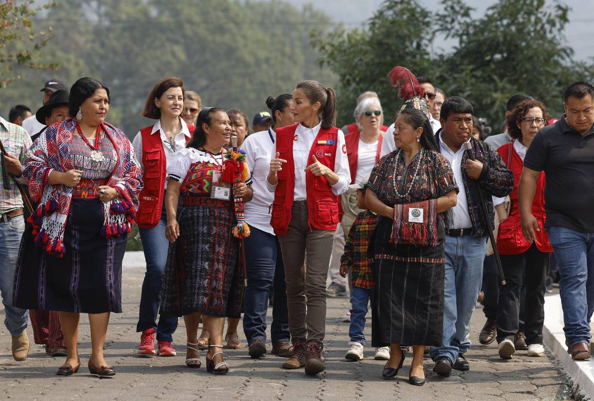 Letizia también se reunió con las lideresas comunitarias en el municipio de San José de Chacayá, en el departamento de Sololá, a unos 150 kilómetros de la capital, durante la segunda y última jornada del viaje de la reina para visibilizar la ayuda de España al país centroamericano. 