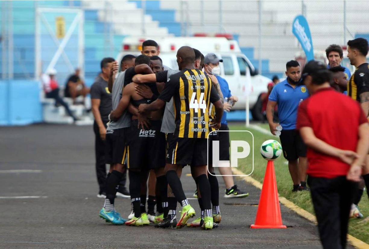 Los jugadores del Real España celebrando el golazo de Yeison Mejía.