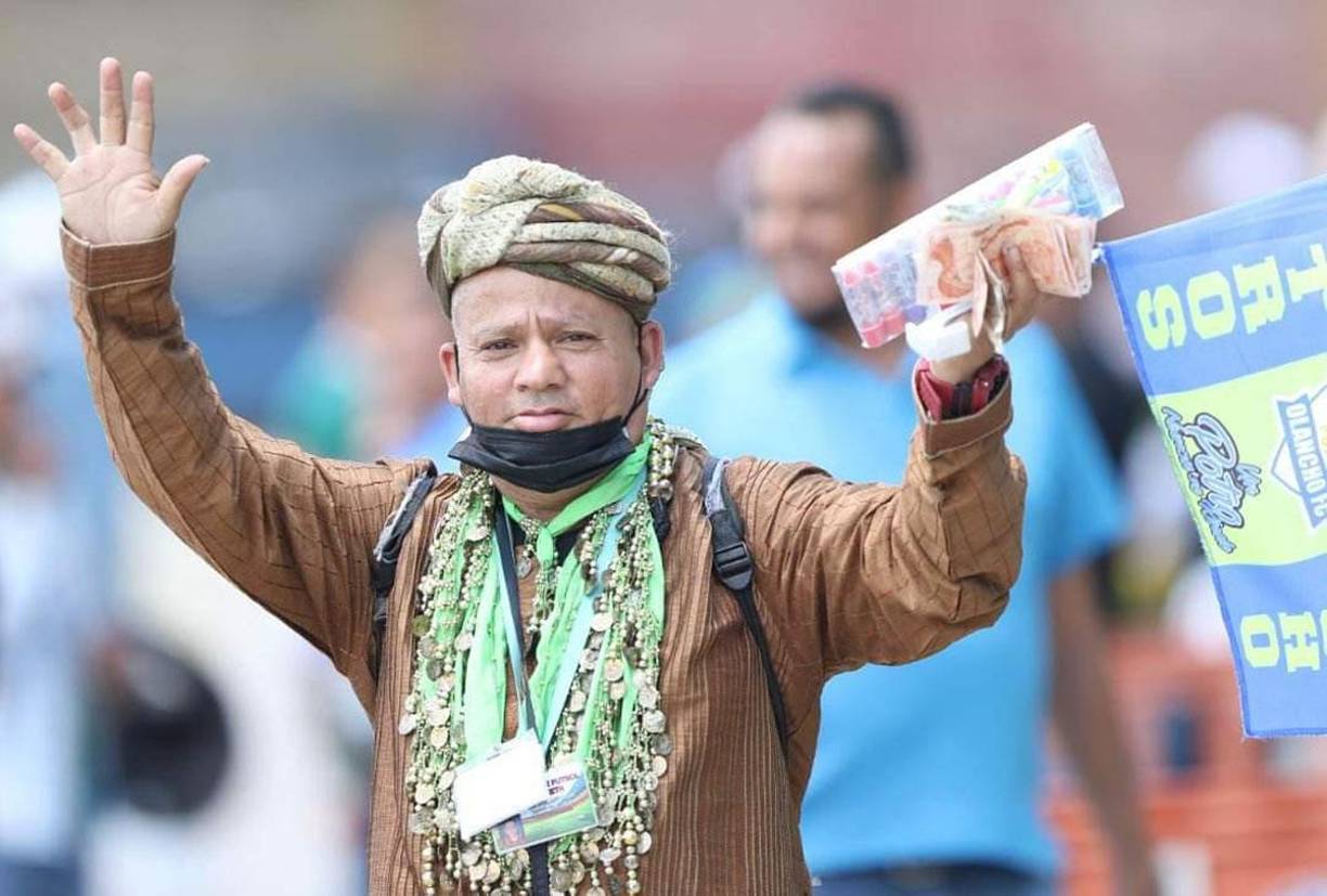La curiosa vestimenta de este hombre en las afueras del estadio Juan Ramón Brevé Vargas de Juticalpa.