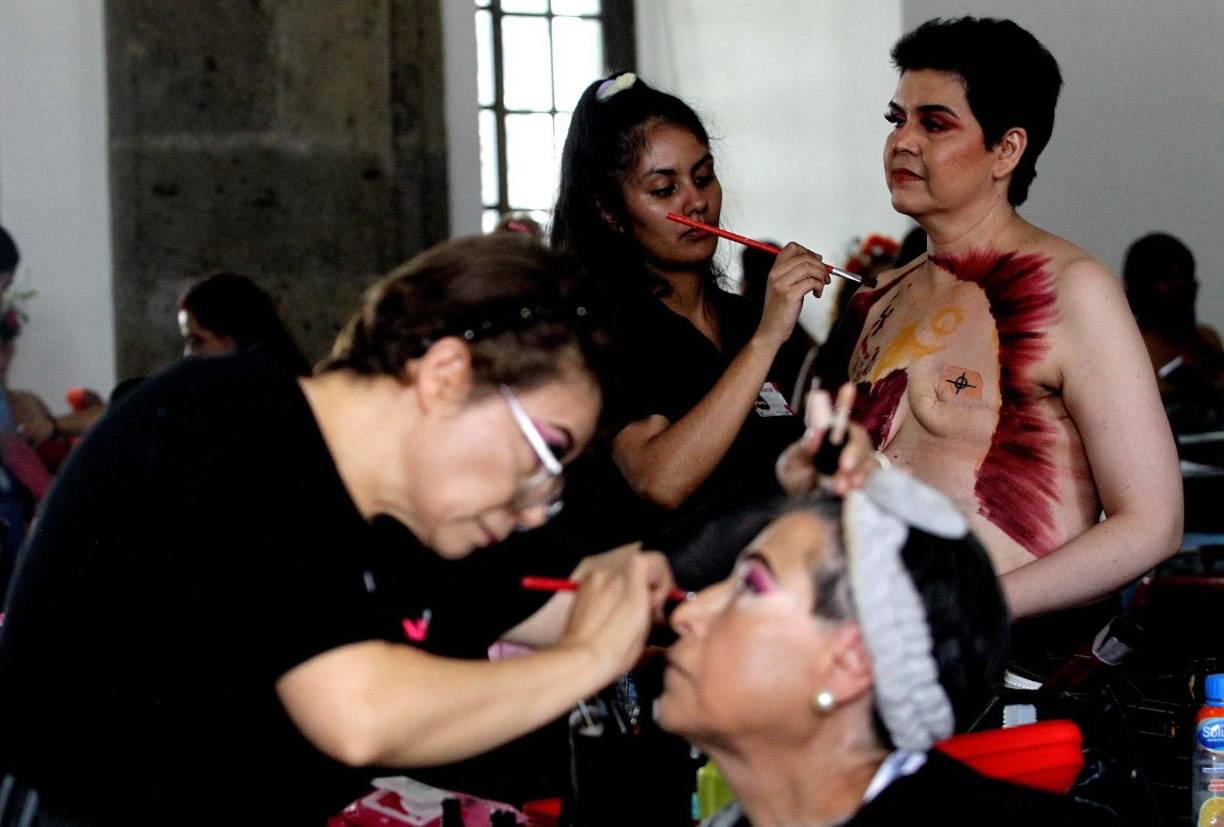 Con la técnica de body painting las damas exponen los cambios que trae consigo el cáncer y que en ocasiones representa la pérdida de la femineidad para muchas por la pérdida del cabello, cicatrices, extracción de uno o ambos senos. 