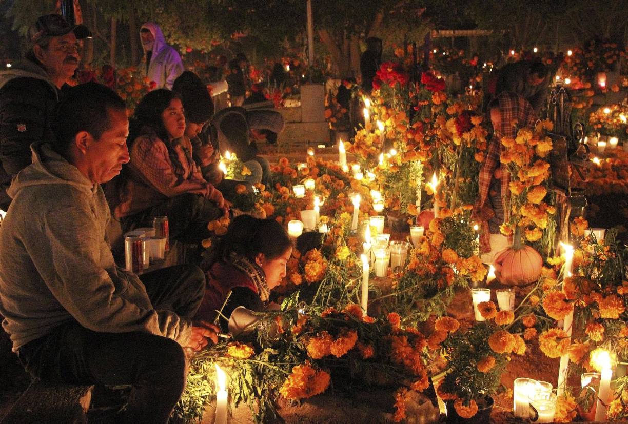 Las familias mexicanas volvieron a llenar de vida los cementerios este Día de Muertos, en una jornada en la que limpiaron y llenaron de ofrendas y velas los panteones de sus fallecidos después de dos años de restricciones debido a la pandemia de la covid-19.