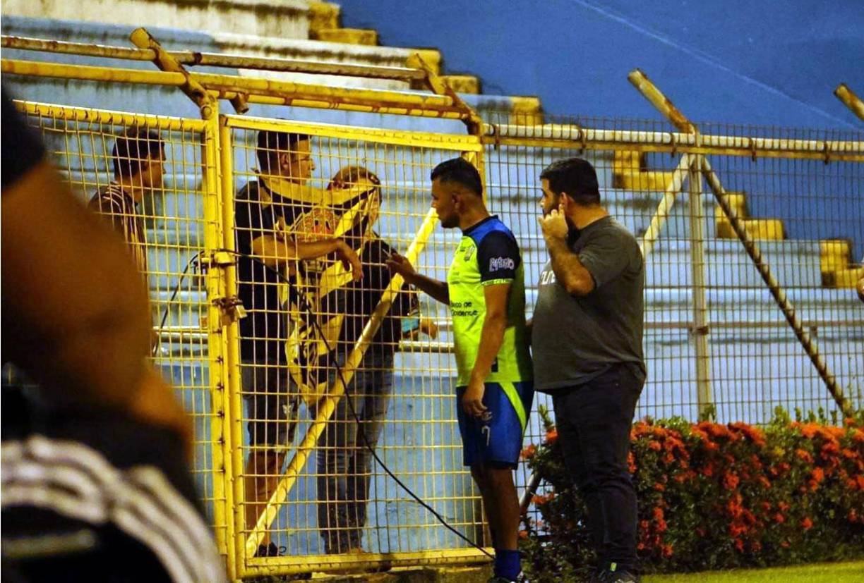 Mario Martínez charló con aficionados del Real España tras salir de la cancha.
