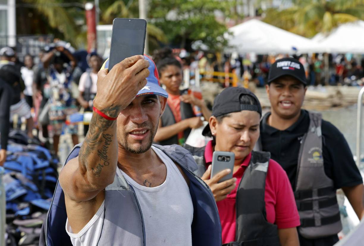 Otros migrantes transmiten su osadía a través de TikTok donde los videos de la selva del Darien muestran los peligros a los que se exponen en su intento por llegar a Estados Unidos.