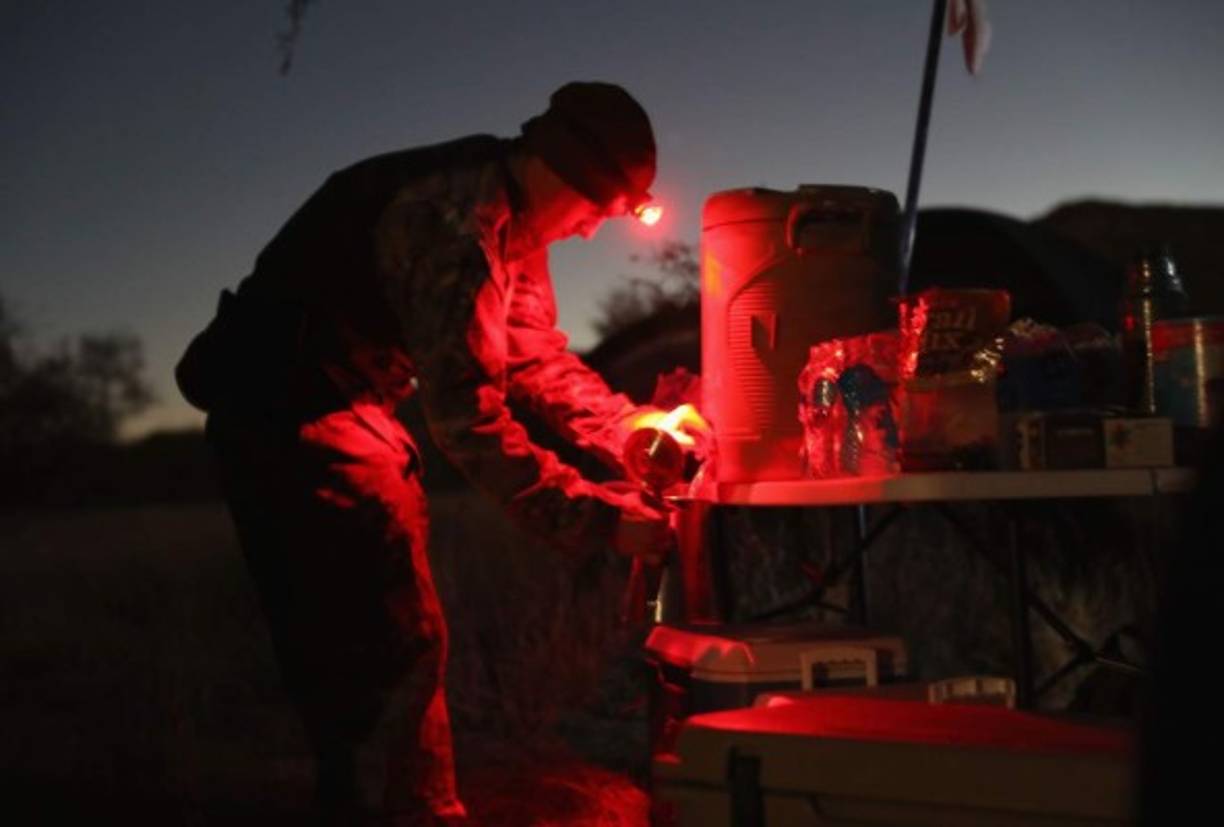 Los exsoldados vigilan día y noche la frontera.