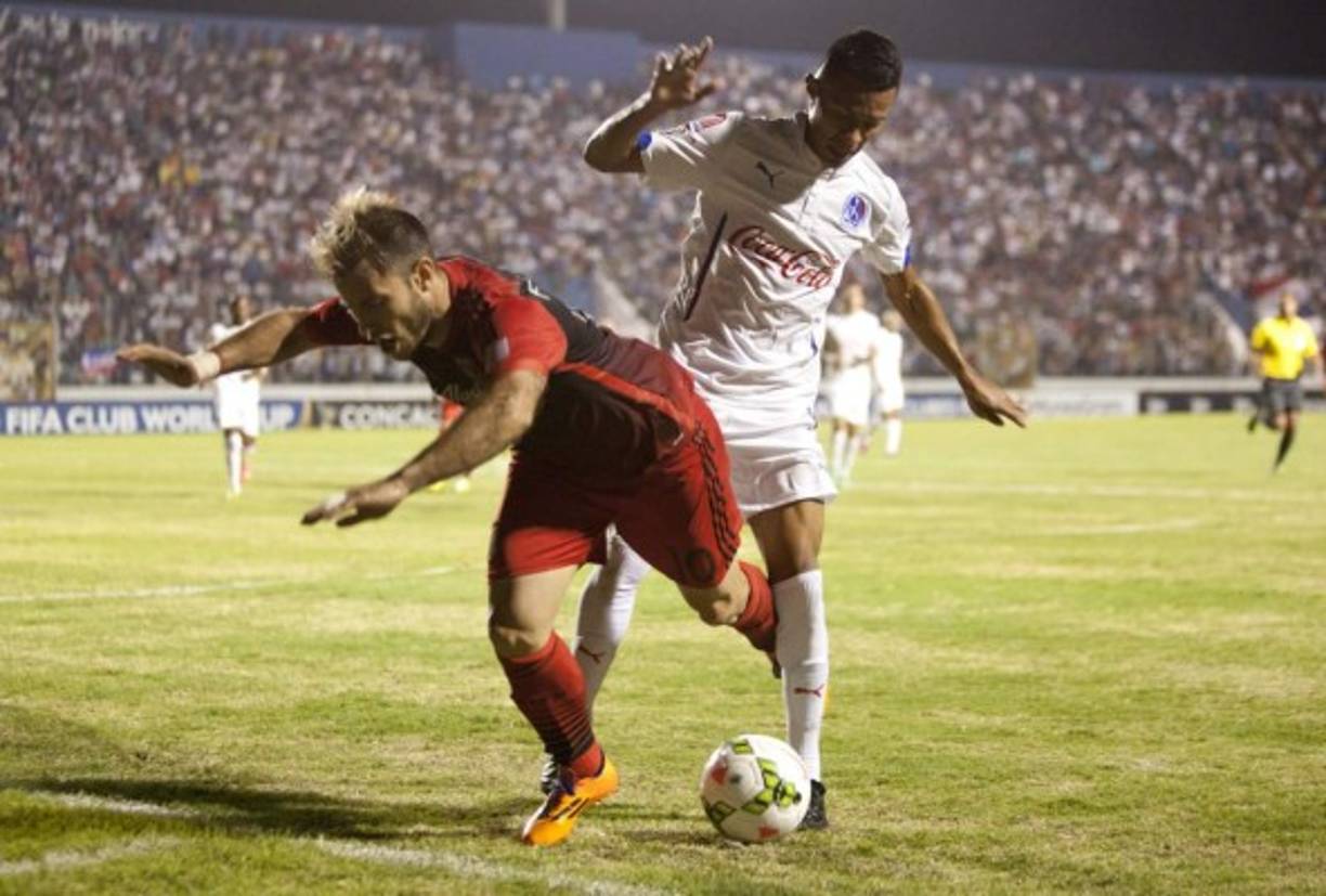 El jugador del Olimpia, Bayron Méndez, lucha el balón con el jugador argentino Gastón Fernández del Portland Timbers.
