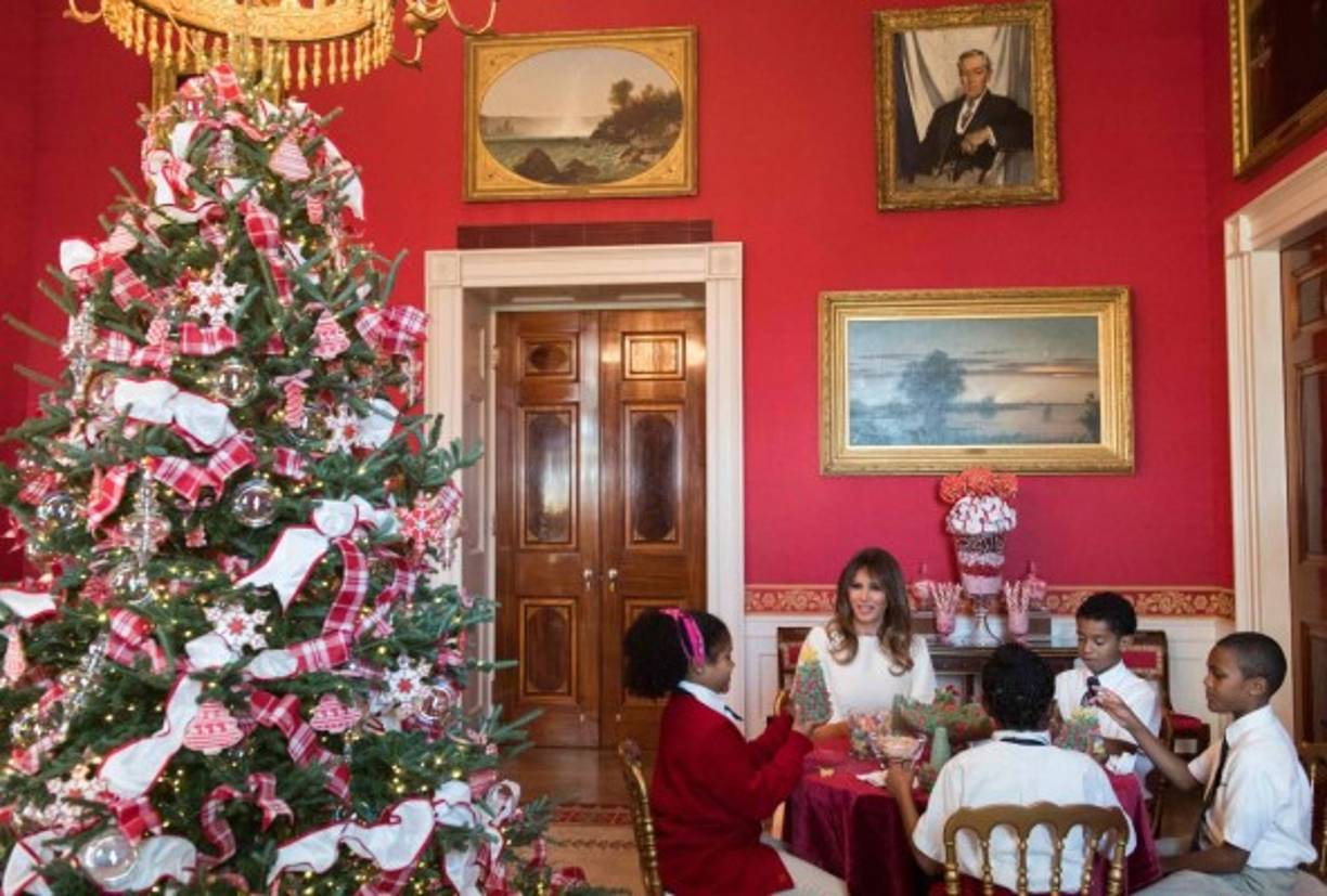Melania afirmó que la tradición navideña es 'muy importante' para ella y sus familiares, así 'como para muchas familias', e invitó a los estadounidenses a visitar las instalaciones ornamentadas para la ocasión durante las próximas fechas, como la del 'cuarto rojo', donde la primera dama leyó cuentos a un grupo de niños invitados a la residencia presidencial.