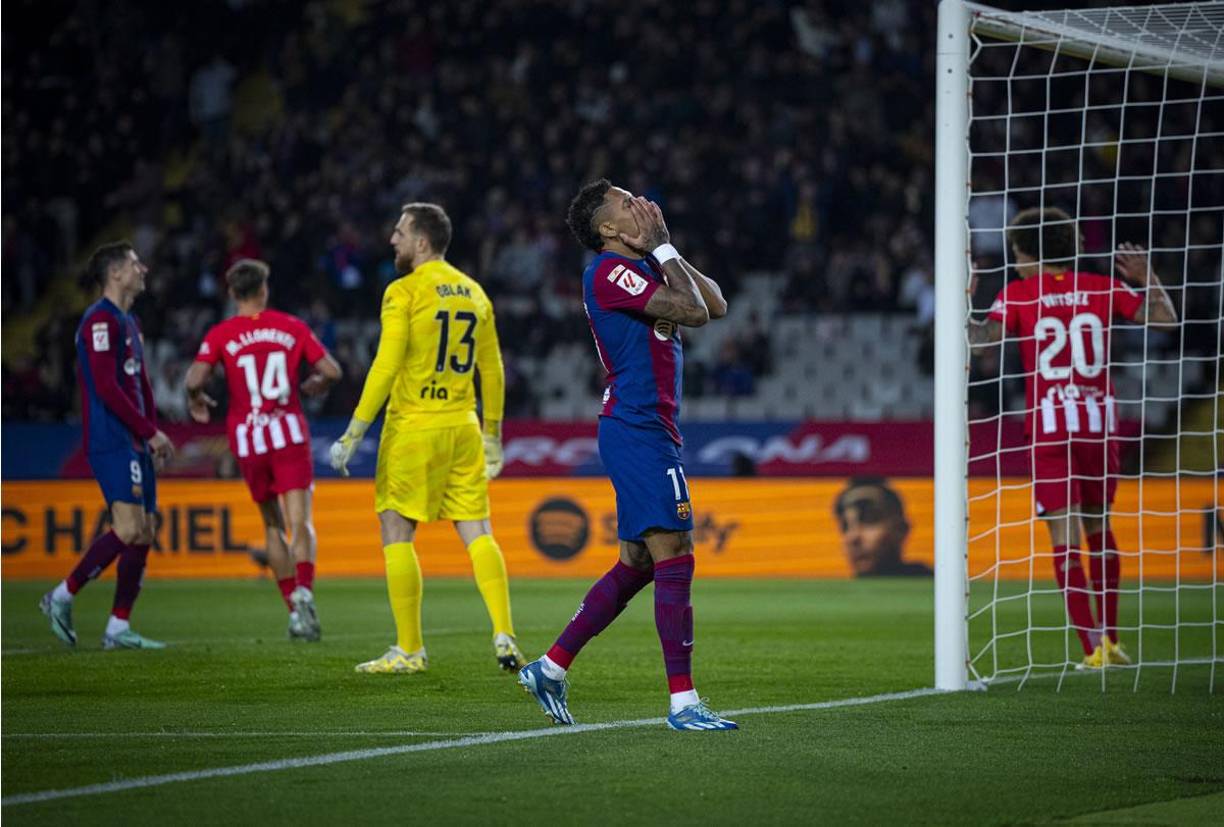 Raphinha se lamenta tras una ocasión fallada en los primeros minutos del partido.