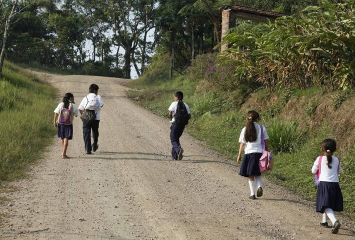 Los escolares sufren varios percances, como caminar horas antes de llegar a sus centros de estudio.