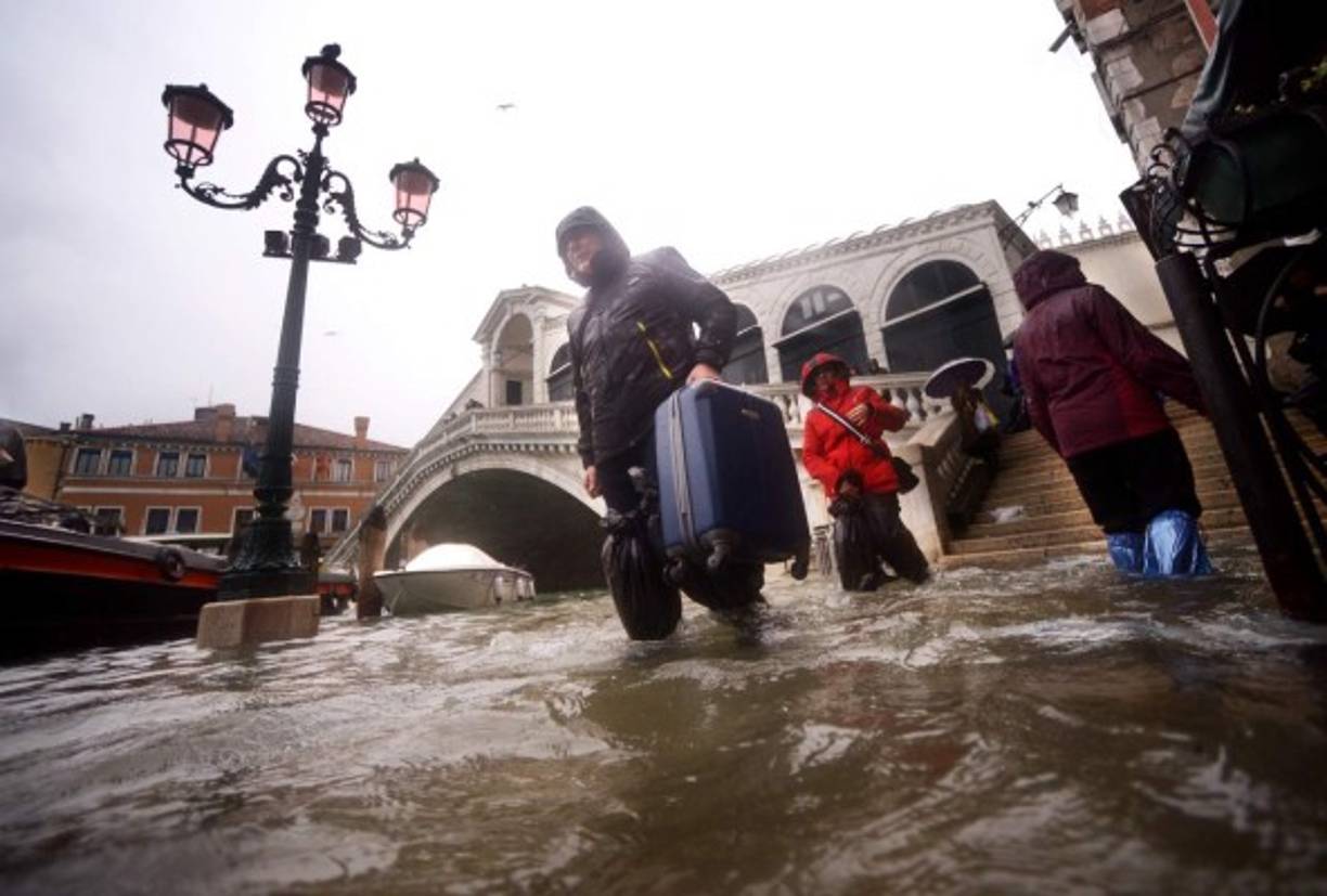 La ciudad de Venecia, meta de un controvertido turismo de masas, recibe 36 millones de personas al año, el 90% de ellos extranjeros.<br/><br/>'Para un turista, es genial, pero para las personas que viven aquí, es un problema real', comentó a la agencia AFP Cornelia Litschauer, una austriaca de 28 años.
