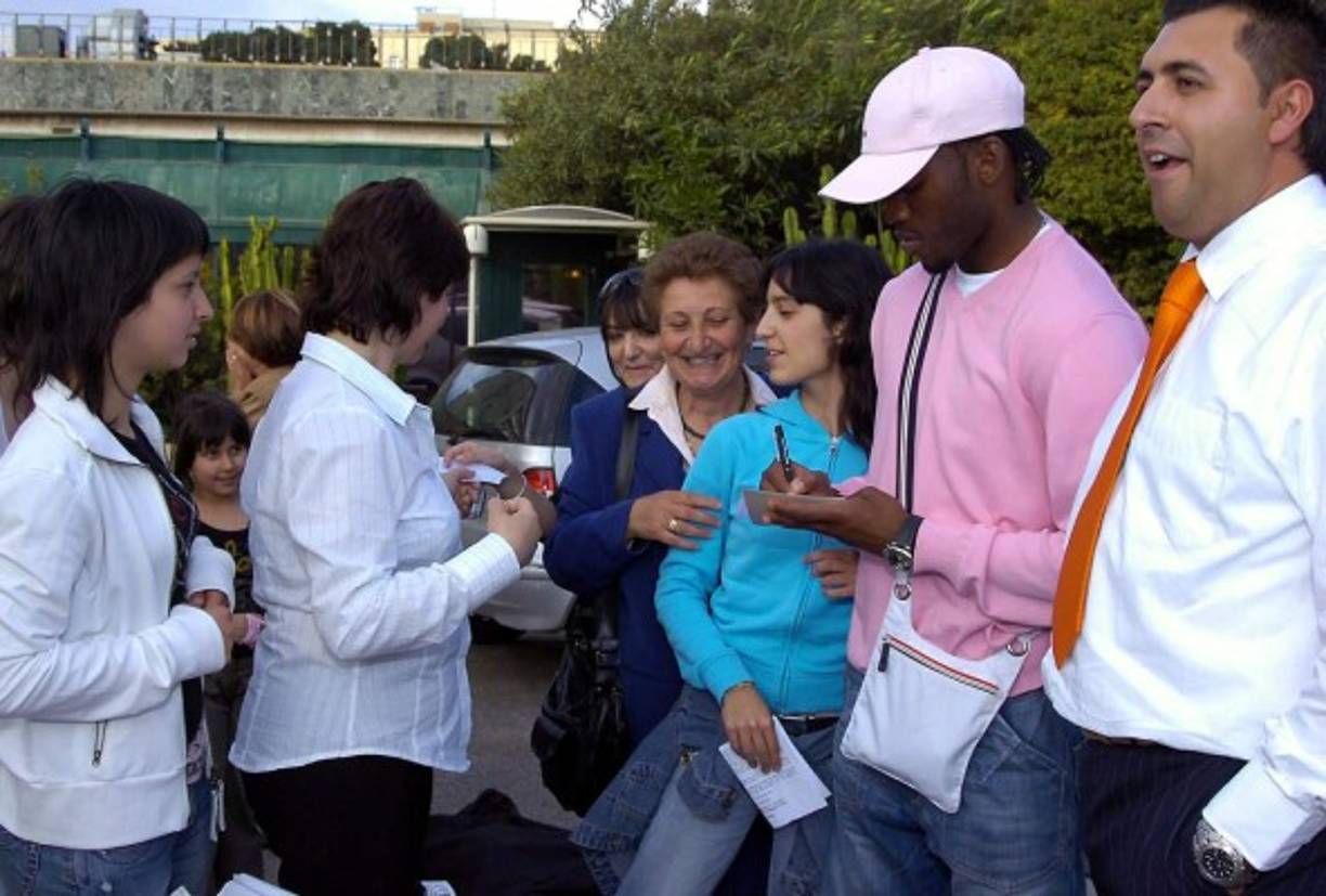 Suazo jugó 255 partidos y anotó 102 goles. Fue nombrado como el 'Rey David' en el Cagliari. En esta imagen se ve como los aficionados hacían fila para poder obtener una firma del delantero catracho.