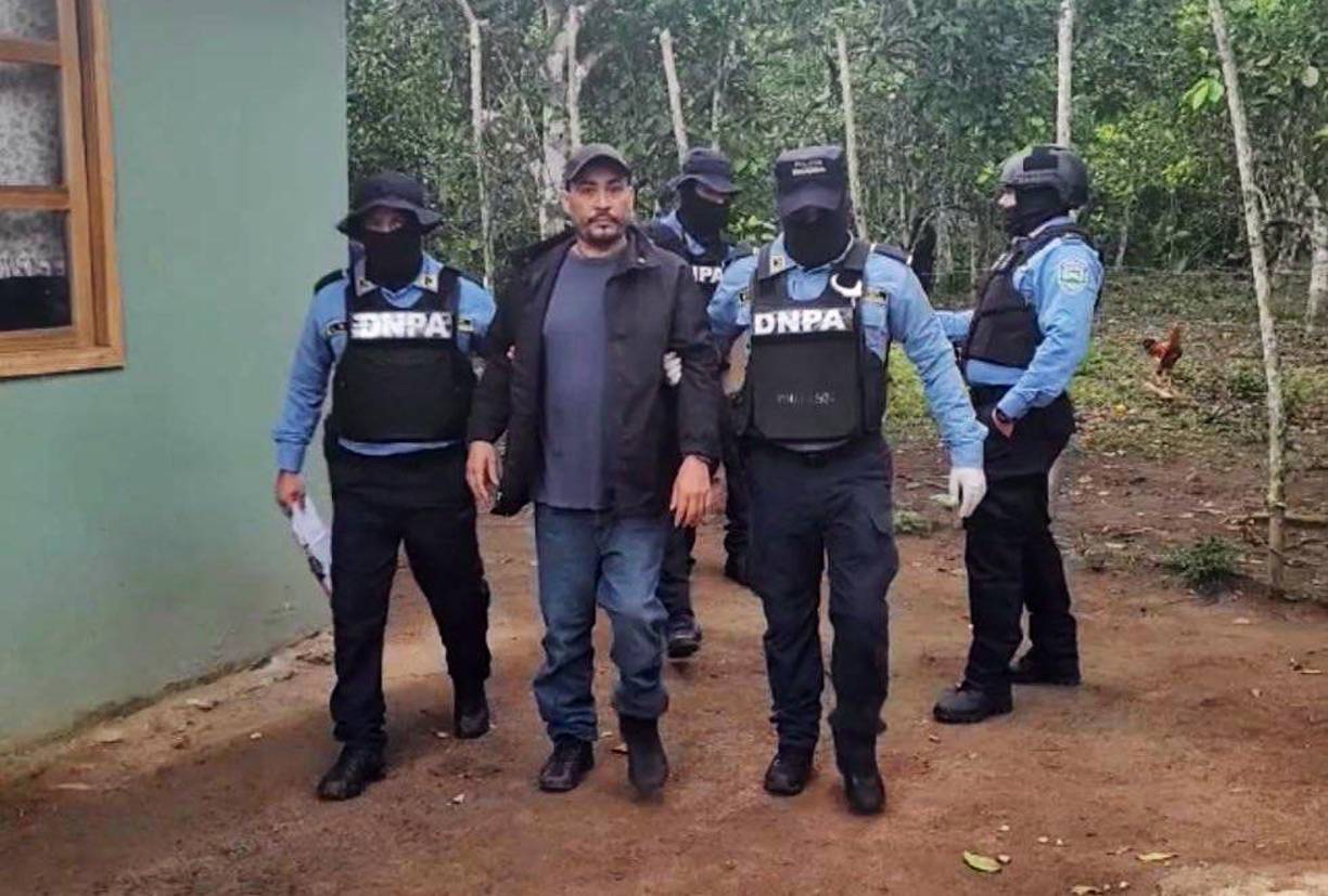 Es pedido por autoridades costarricenses por el delito de transporte de droga, sustancias o productos sin autorización legal con fines de tráfico internacional.