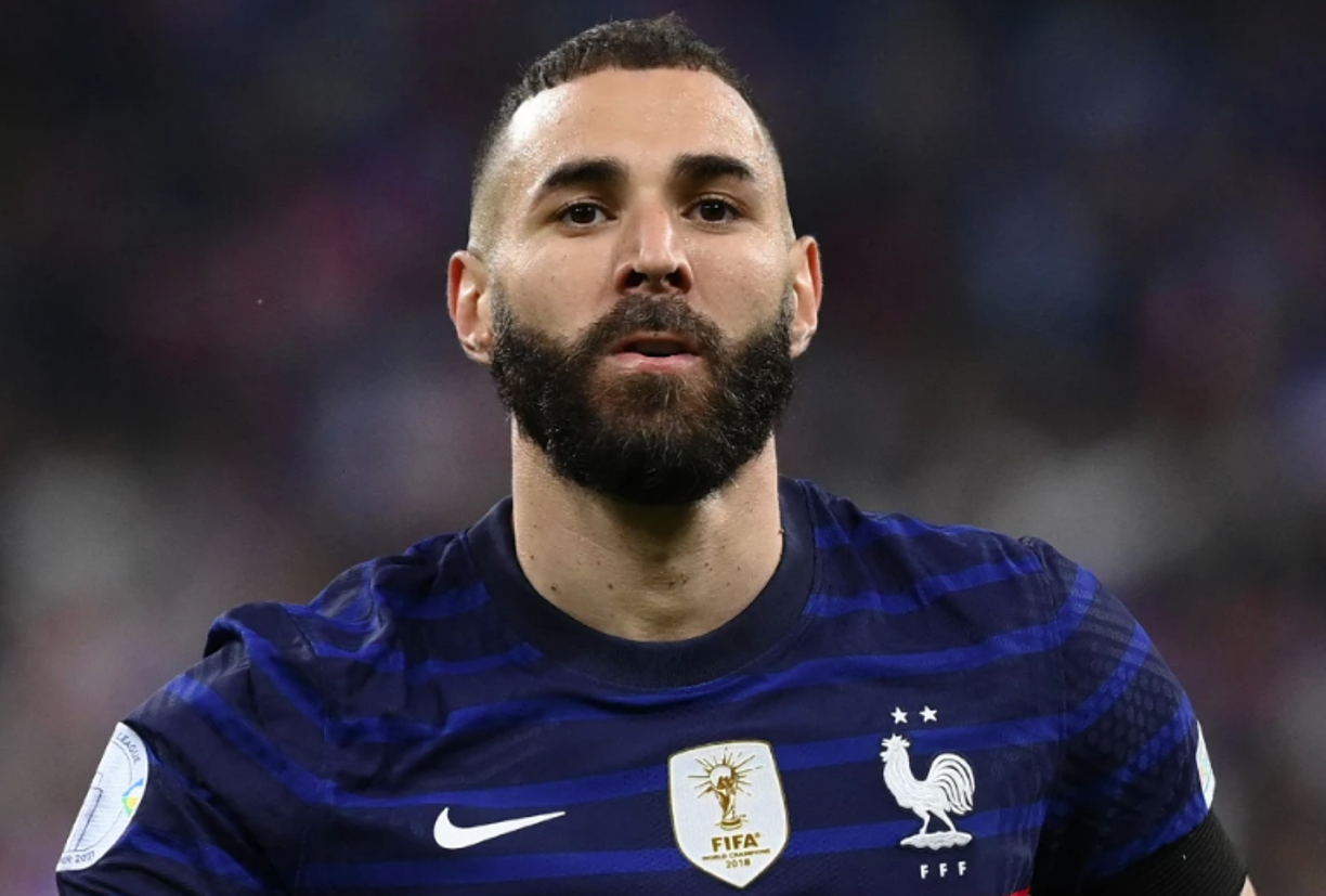 Benzema fue diagnosticado con un desgarro en el cuádriceps izquierdo el 19 de noviembre, por lo tanto no pudo viajar a Qatar con el resto de la plantilla.
