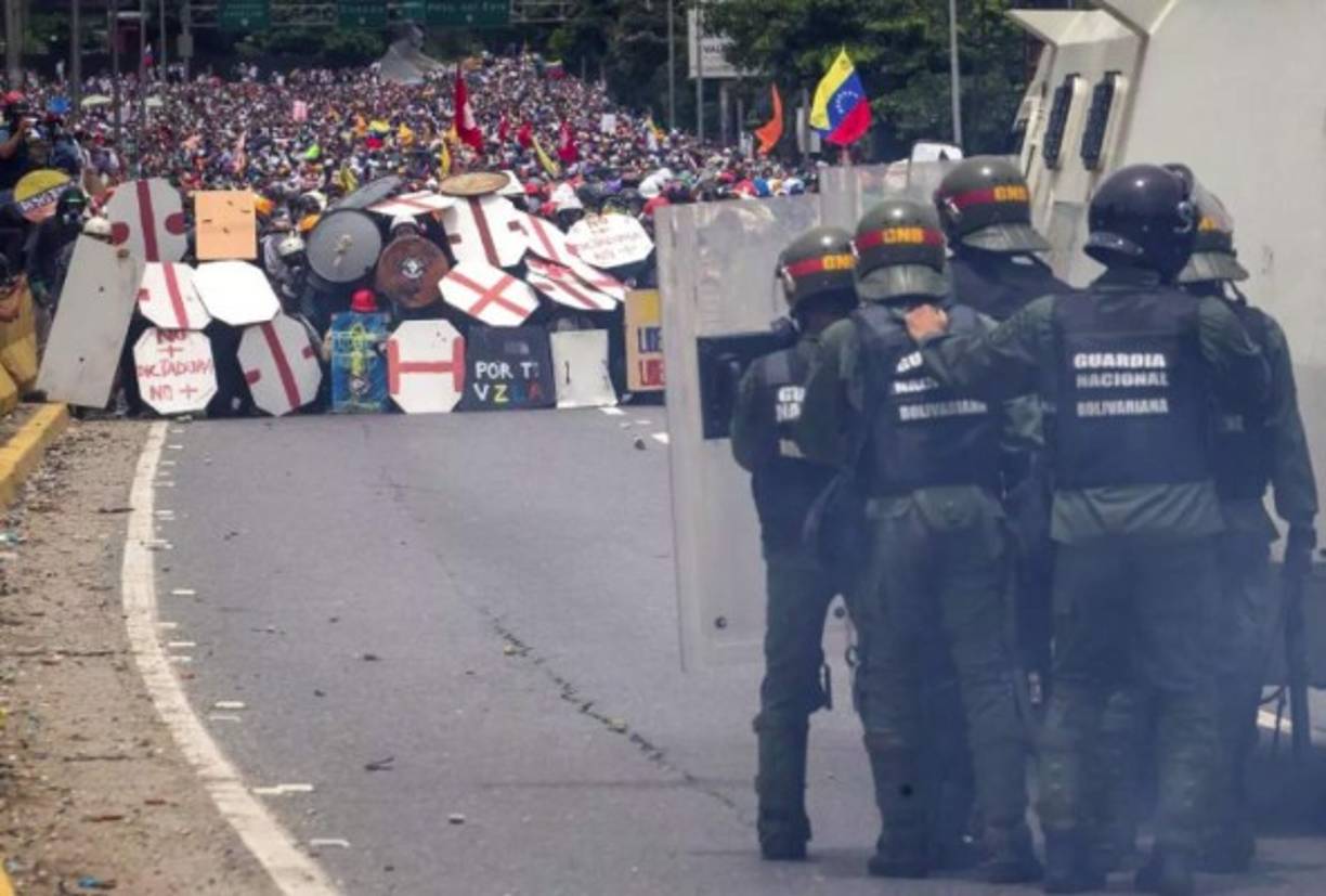 Las masivas protestas callejeras que los opositores convocaron durante tres meses para intentar presionar a Maduro para abandonar el poder dejaron casi 200 muertos, cientos de heridos y miles de detenidos.