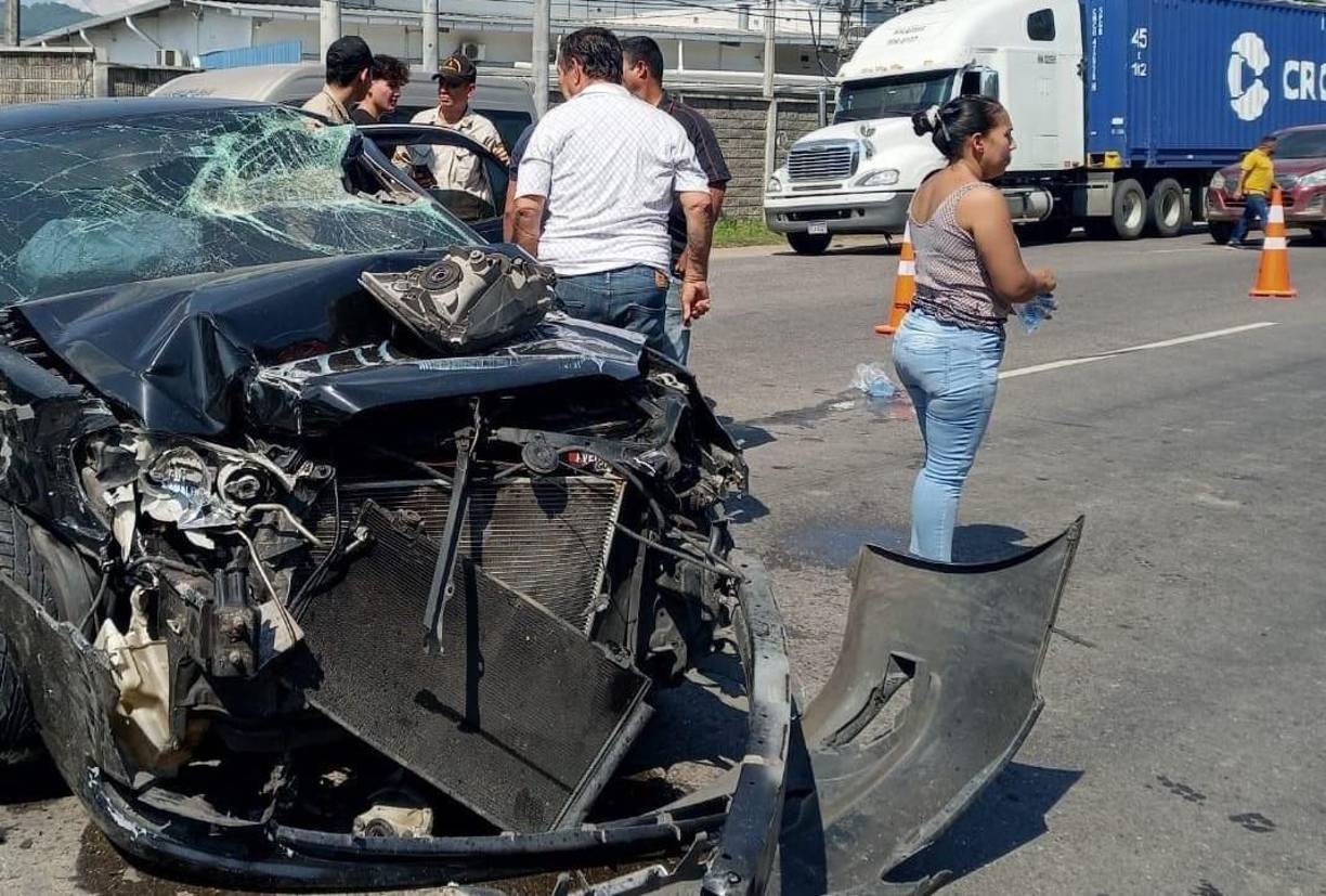 Los ocupantes se salvaron de milagro tras el brutal encontronazo. 