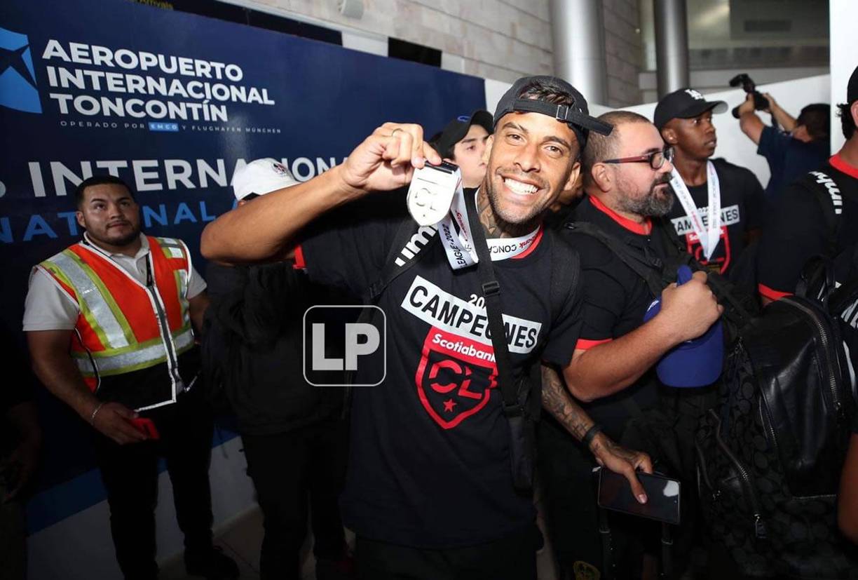 El héroe inesperado del olimpismo. La felicidad de Gabriel Araújo Carvalho con su medalla de campeón de la Liga Concacaf.
