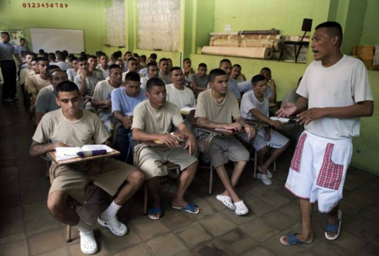 El director de Centros Penales, Marco Tulio Lima, recordó que en agosto de 2016 comenzaron a 'clasificar' a los internos de Gotera que deseaban abandonar la pandilla, con el fin de iniciarlos en el programa 'Yo Cambio', que establece reglas de 'cero ocio' en los presidios que lo adoptan.