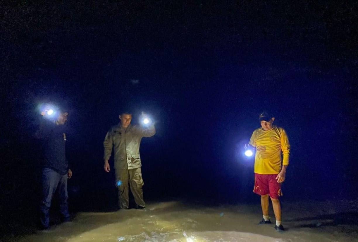 La corriente lo arrastró río abajo por al menos cinco kilómetros. 