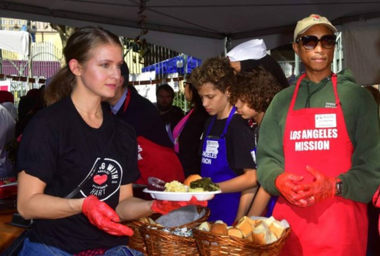 El cantante Pharrell Williams fue uno de los artistas que se solidarizó con las personas sin hogar repartiendo alimentos.