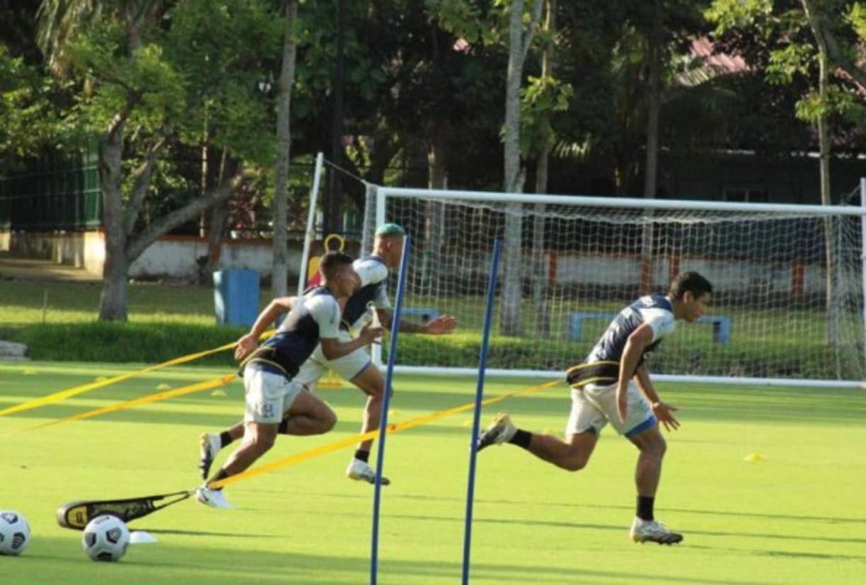 Bryan Moya, Kervin Arriaga y Carlos Pineda durante el entrenamiento.