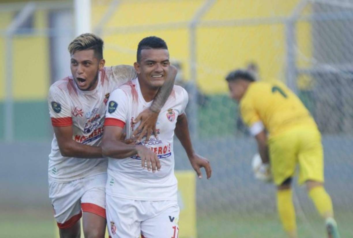 Osman Melgares anotó la pena máxima que le dio la victoria a la Real Sociedad y lo celebró con su compañero Henry Romero.