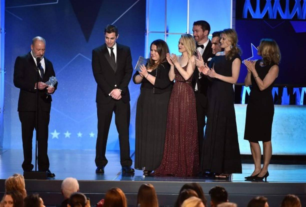 Los productores de 'Spotlight' reciben el premio a la mejor película por los Critics' Choice Awards.