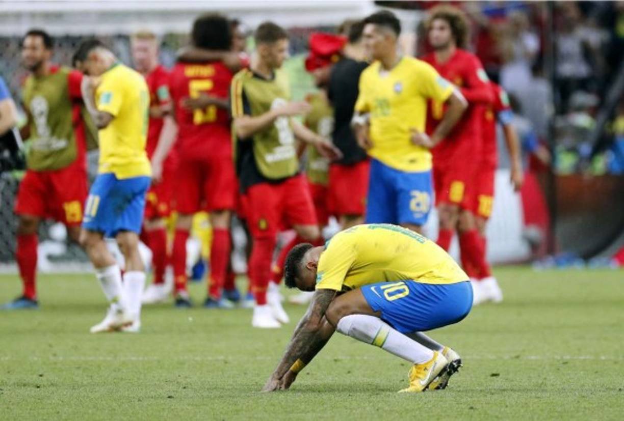Neymar, triste y llorando por la eliminación de Brasil.