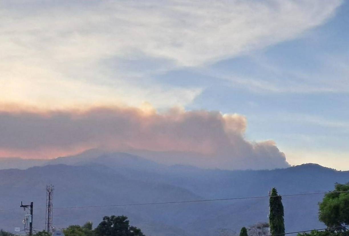 Un incendio se registra desde horas tempranas de ayer sábado en el Parque Nacional Cusuco, ubicado en la zona norte de Honduras. 
